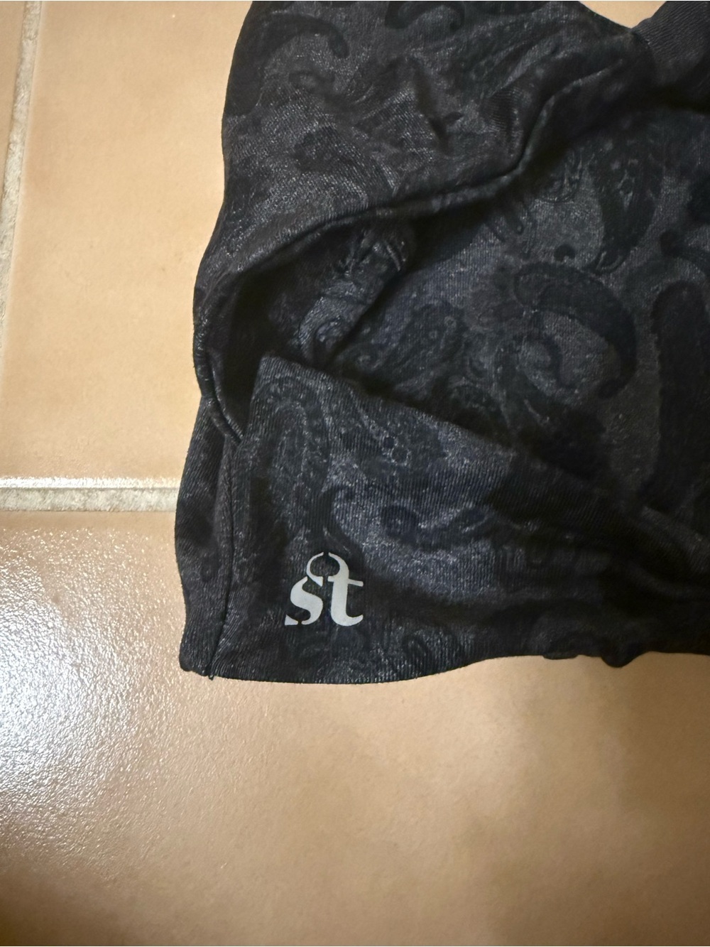 Paisley-Textured Black Light Support Sports Bra - Picture 2 of 3